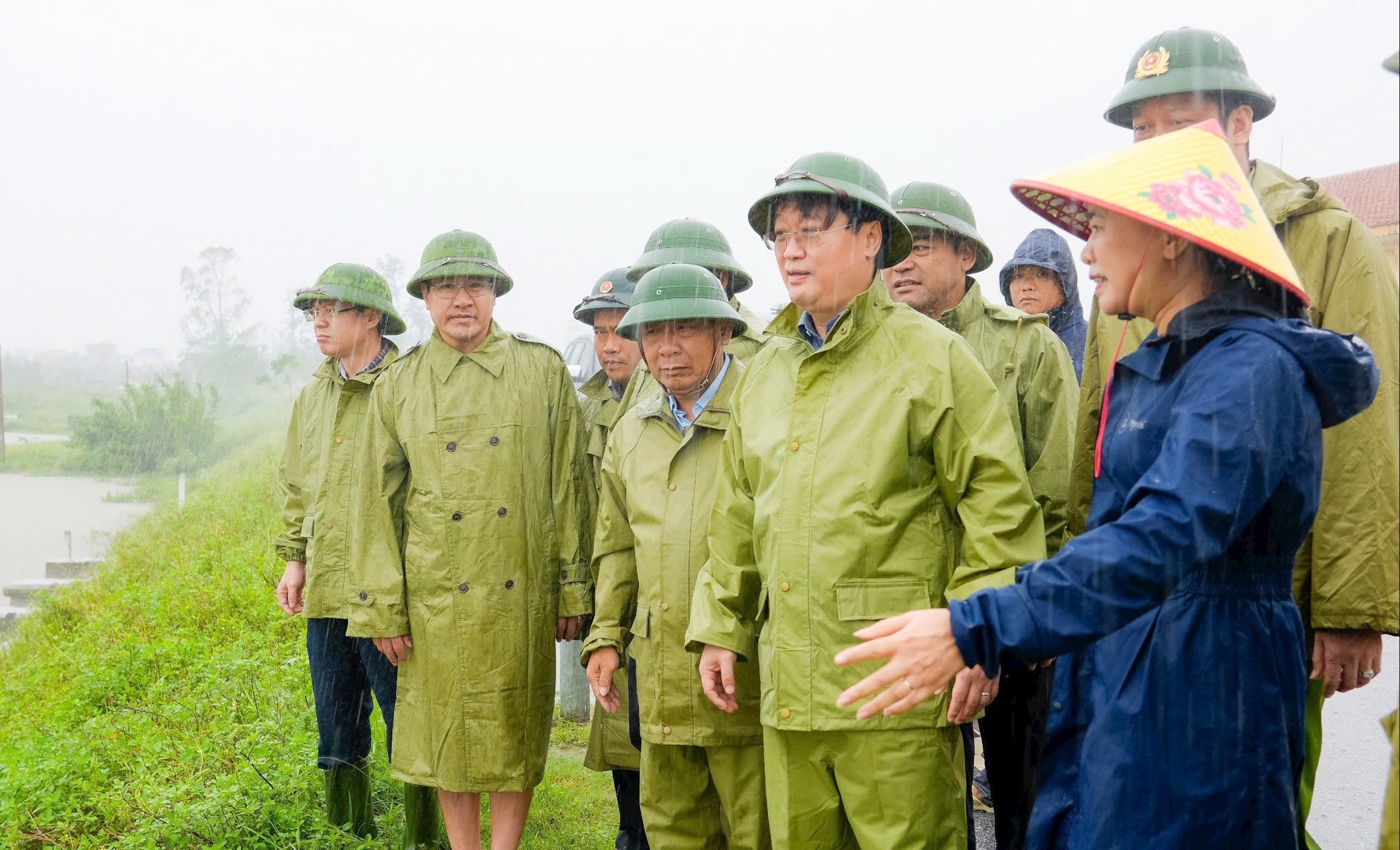Bí thư Tỉnh uỷ kiểm tra công tác tiêu thoát nước tại cống Rào Đừng, trạm bơm Bến Thuỷ. Ảnh: P.B