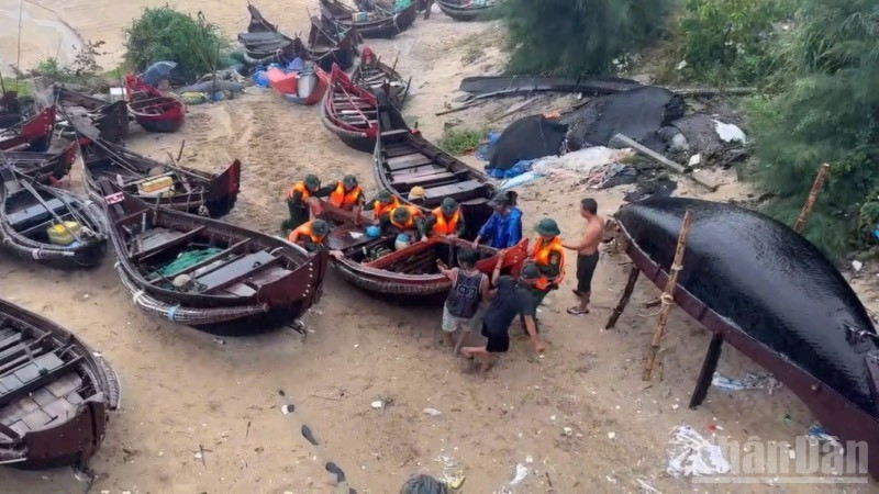កងទ័ពជួយអ្នកនេសាទផ្លាស់ទីយានជំនិះ និងទ្រព្យសម្បត្តិរបស់ពួកគេទៅកាន់ទីសុវត្ថិភាព។ (រូបថត៖ QUANG TIEN)