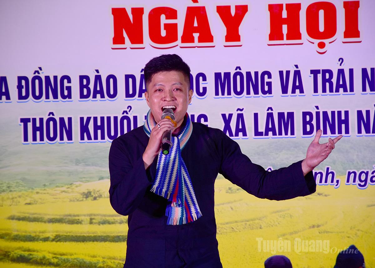 ការសម្តែងសិល្បៈរបស់ឃុំ Dong Van ក្នុងពិធីបុណ្យ។