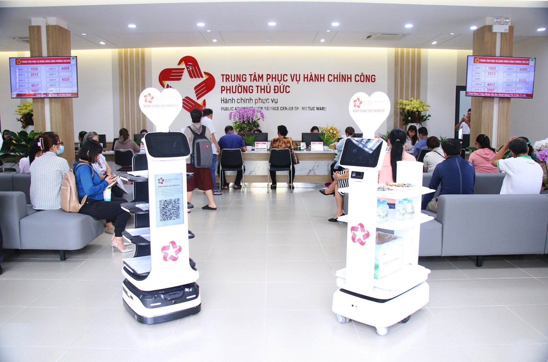 Roboter unterstützen Menschen bei der Erledigung von Verwaltungsarbeiten im Thu Duc Ward Public Administration Service Center