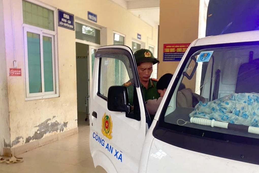 Công an vượt mưa bão đưa 2 sản phụ đi sinh con - 2