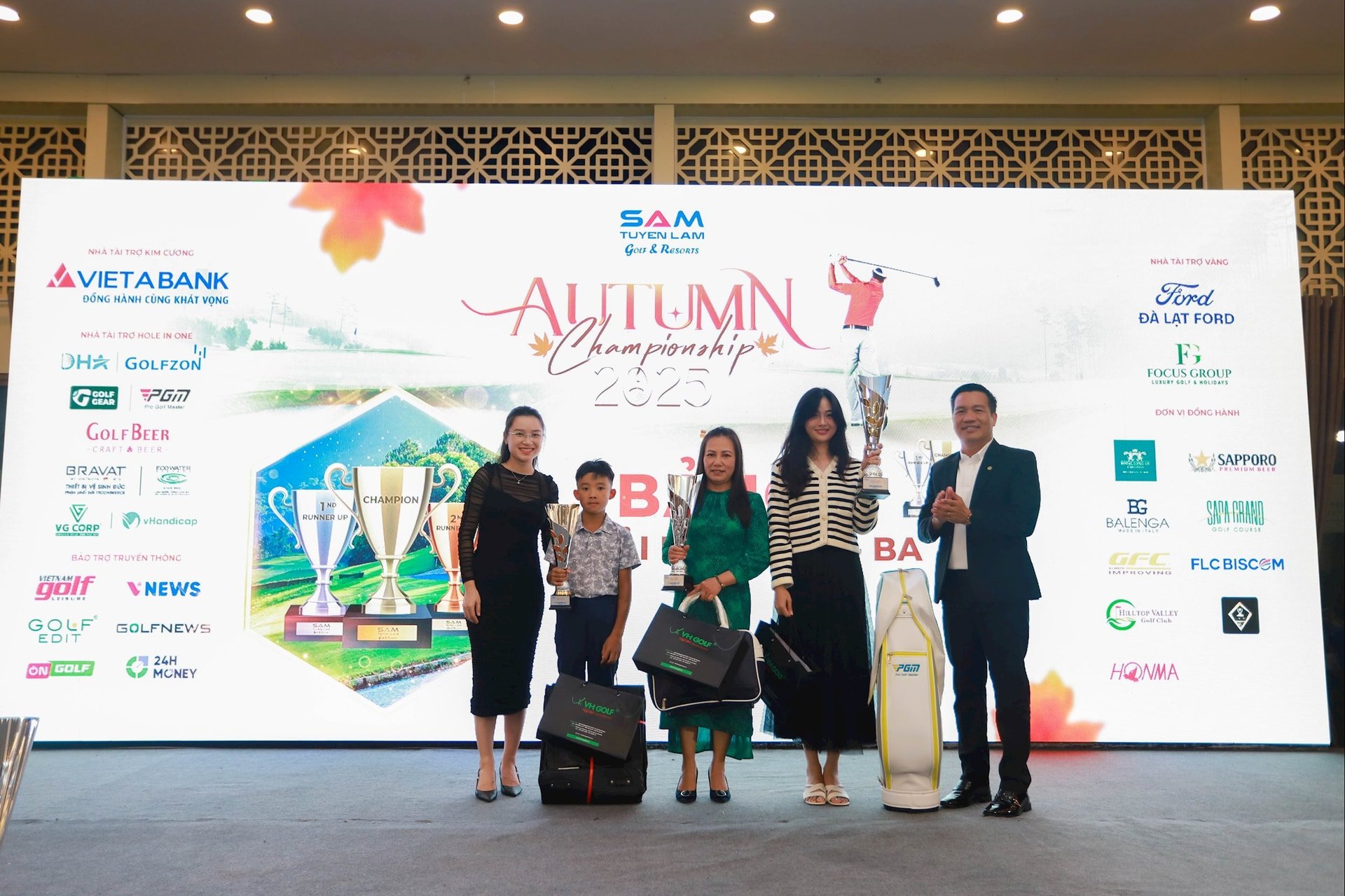 កីឡាករវាយកូនហ្គោលស្រីល្អបំផុតក្នុងពូល D ទទួលបានពានរង្វាន់