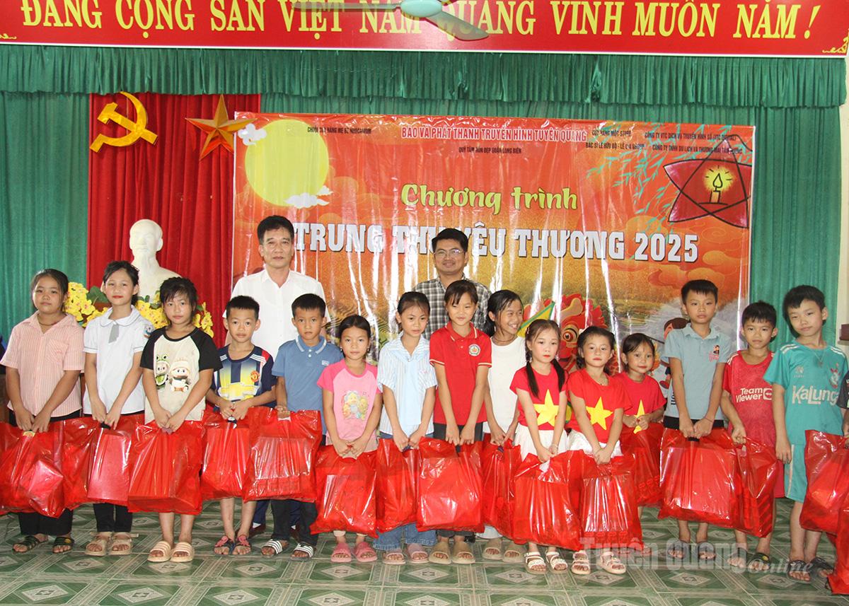ថ្នាក់ដឹកនាំកាសែត Tuyen Quang វិទ្យុ និងទូរទស្សន៍ និងថ្នាក់ដឹកនាំគណៈកម្មាធិការប្រជាជនឃុំ Trung Ha ជូនអំណោយដល់សិស្សានុសិស្សក្នុងឃុំ។