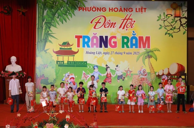 “Đêm hội trăng rằm” phường Hoàng Liệt: Mang Trung thu đến nhiều trẻ em hoàn cảnh khó khăn- Ảnh 3.