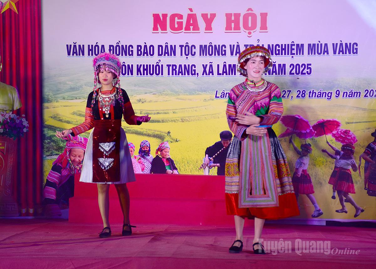 ការបង្ហាញម៉ូតរបស់ជនជាតិ Mong ក្នុងពិធីបុណ្យ។