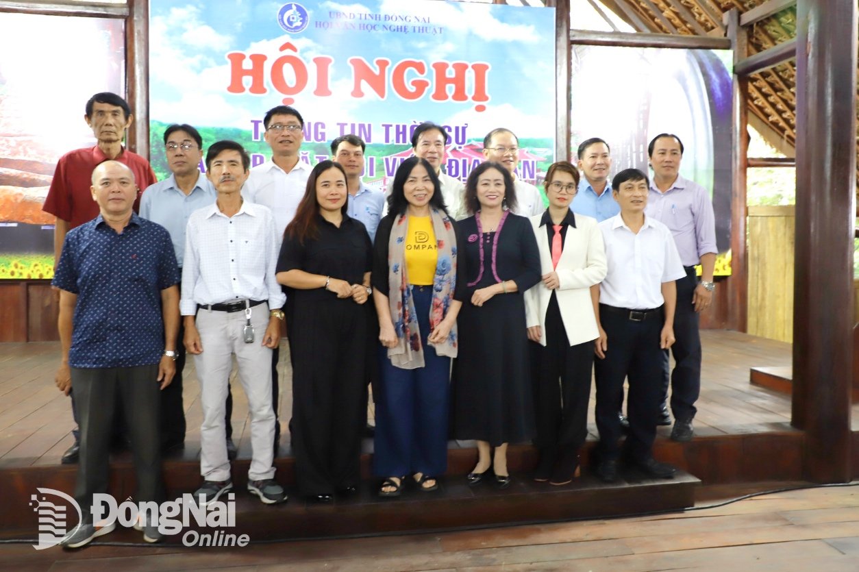 គណៈកម្មាធិការប្រតិបត្តិនៃសមាគមអក្សរសិល្ប៍ និងសិល្បៈខេត្ត Dong Nai បានណែនាំសមាជិករបស់ខ្លួន។ រូបថត៖ My Ny