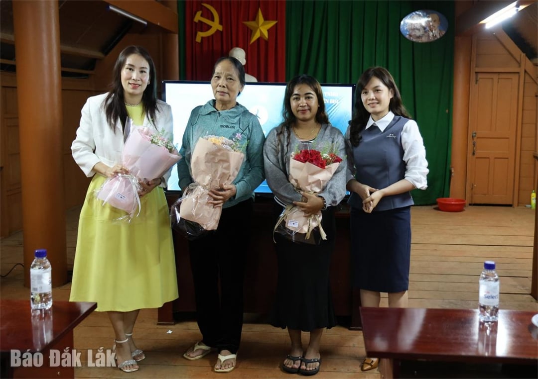 Representatives of Vu Nguyen Bio Company Ltd. presented flowers to thank the Ju village Party Committee for accompanying the organization and opening of the class.