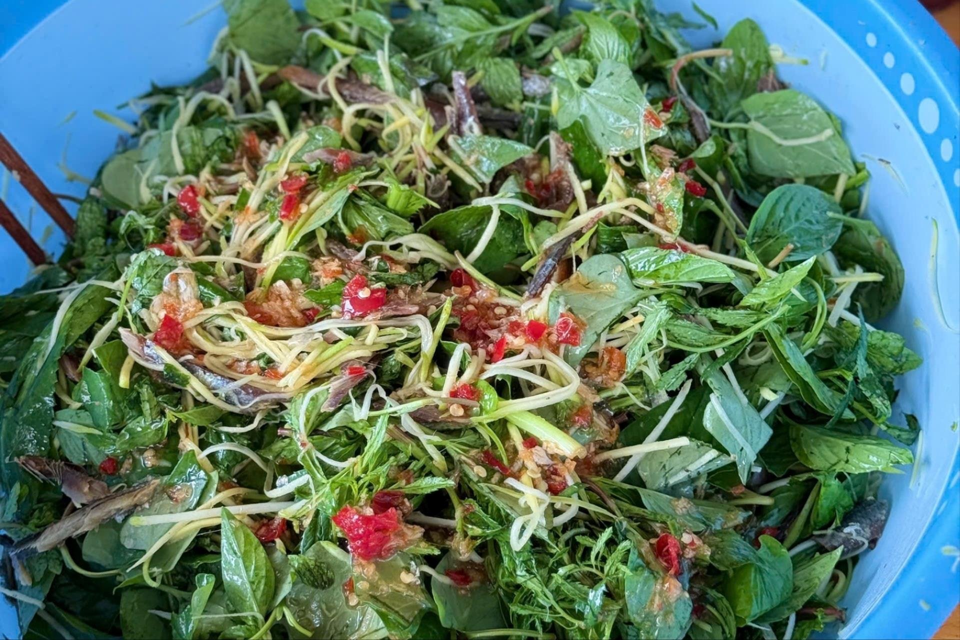 말린 생선 샐러드는 보기에도 예쁘고 맛있어 보입니다.