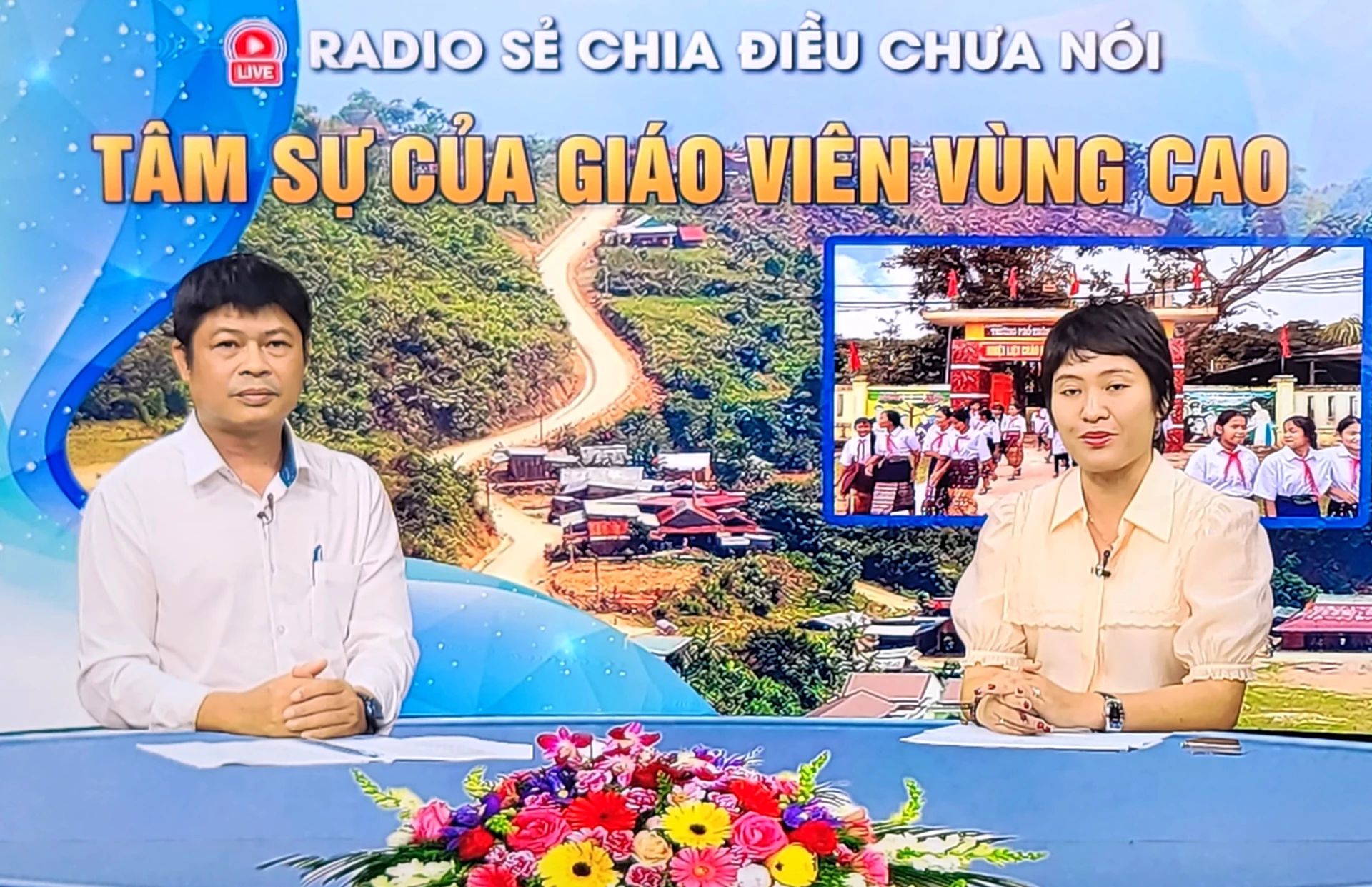 Teacher Hoang Duc Hoa at the program 