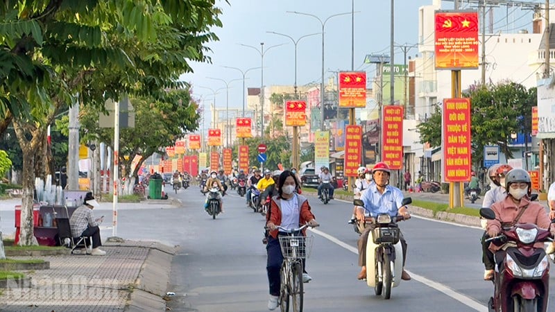 វិថី Nguyen Hue ក្នុងសង្កាត់ Long Chau ខេត្ត Vinh Long ពោរពេញទៅដោយទង់ជាតិ និងផ្កា។