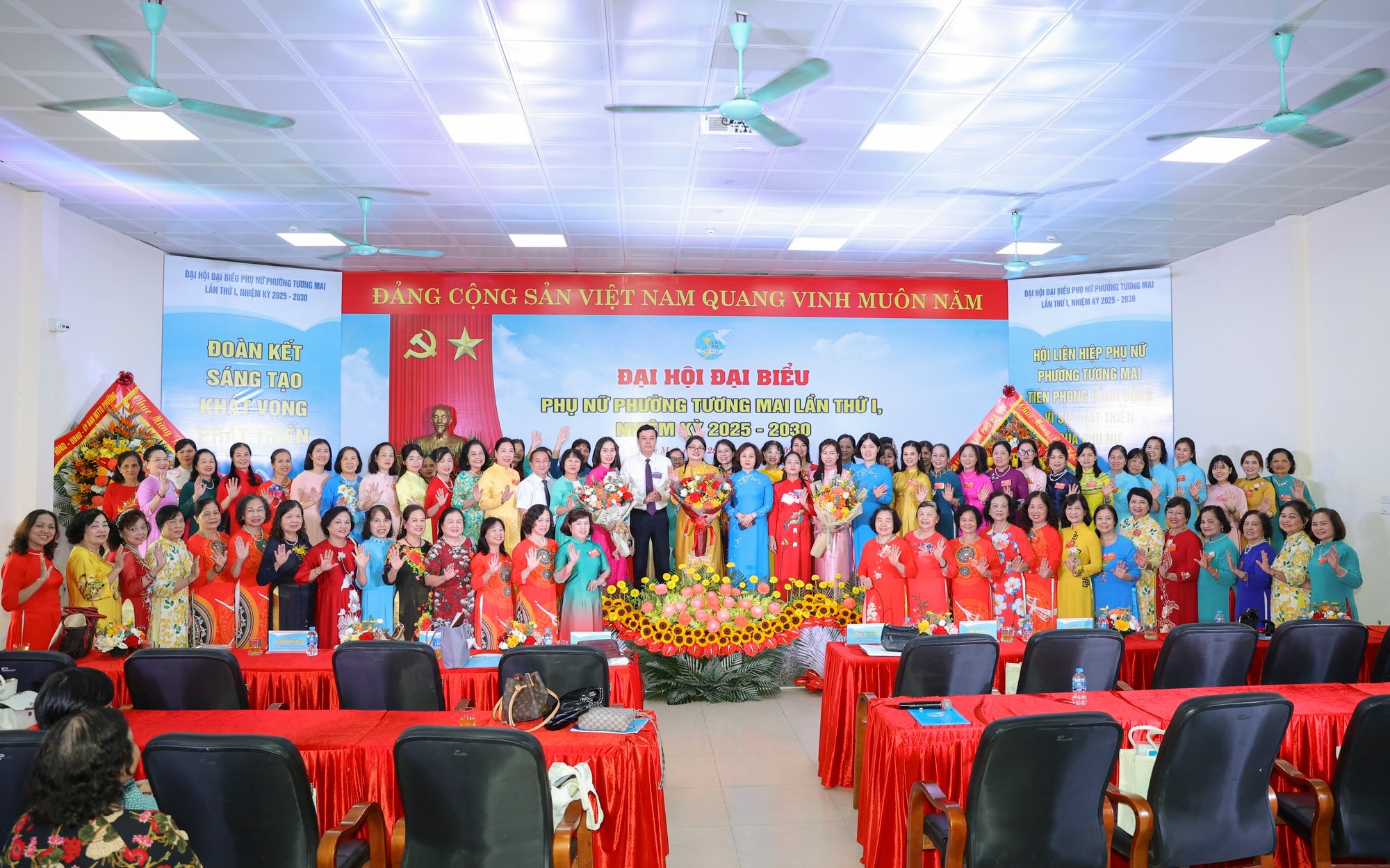 Các đại biểu chụp ảnh lưu niệm với Ban Chấp hành Hội Phụ nữ phường Tương Mai nhiệm kỳ 205-2030