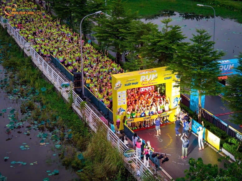 Gần 2.000 vận động viên tranh tài tại giải chạy “Run for Love” của Vietnam Airlines
- Ảnh 1.