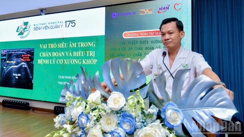 Đại tá, Tiến sĩ, bác sĩ Phan Đình Mừng, Phó Giám đốc Bệnh viện Quân y 175, Giám đốc Viện Chấn thương Chỉnh chia sẻ tại buổi tập huấn.