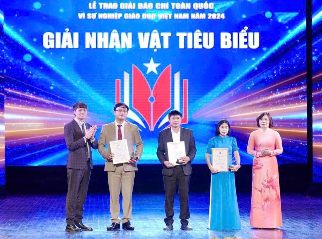 Mr. Hoang Duc Hoa (middle) is one of three outstanding figures honored at the award ceremony of the National Press Award 