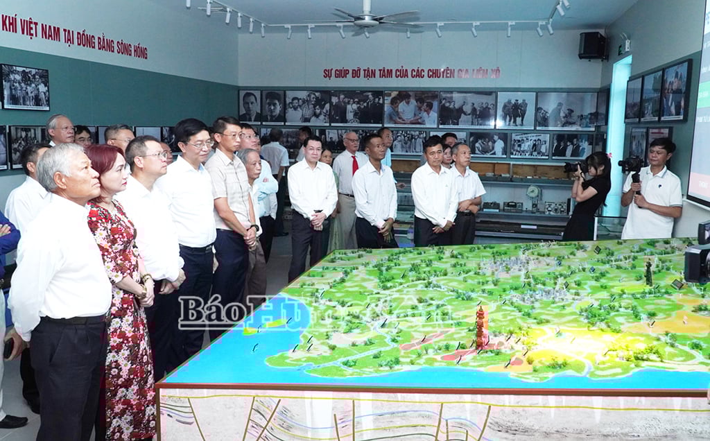 Các đại biểu tham quan sa bàn và không gian Khu lưu niệm Dầu khí đồng bằng sông Hồng.