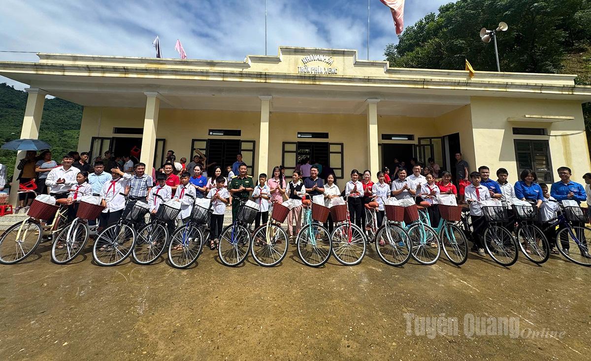 ថ្នាក់ដឹកនាំកាសែត Tuyen Quang វិទ្យុ និងទូរទស្សន៍ គណៈកម្មាធិការបក្សឃុំ Tan An និងអ្នកឧបត្ថម្ភ ជូនកង់ដល់សិស្សានុសិស្សដែលឆ្លងកាត់ការលំបាកក្នុងការសិក្សានៅឃុំ Tan An។