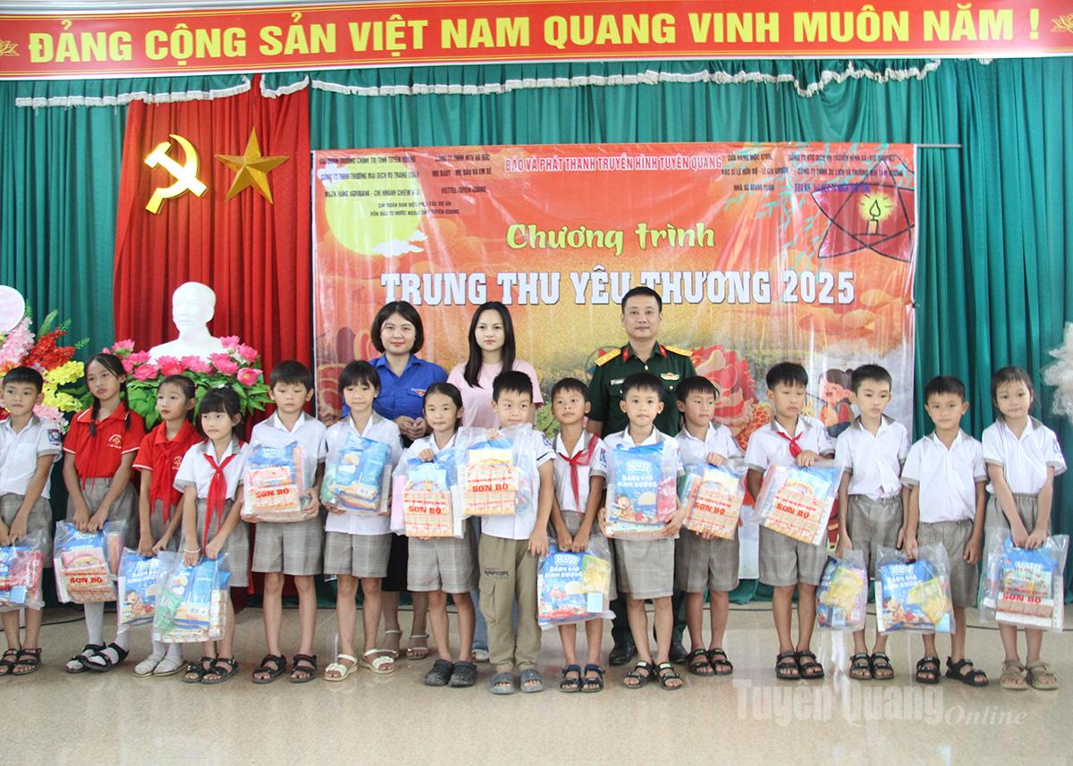 អ្នកឧបត្ថម្ភផ្តល់អំណោយពិធីបុណ្យពាក់កណ្តាលរដូវស្លឹកឈើជ្រុះដល់កុមារ។