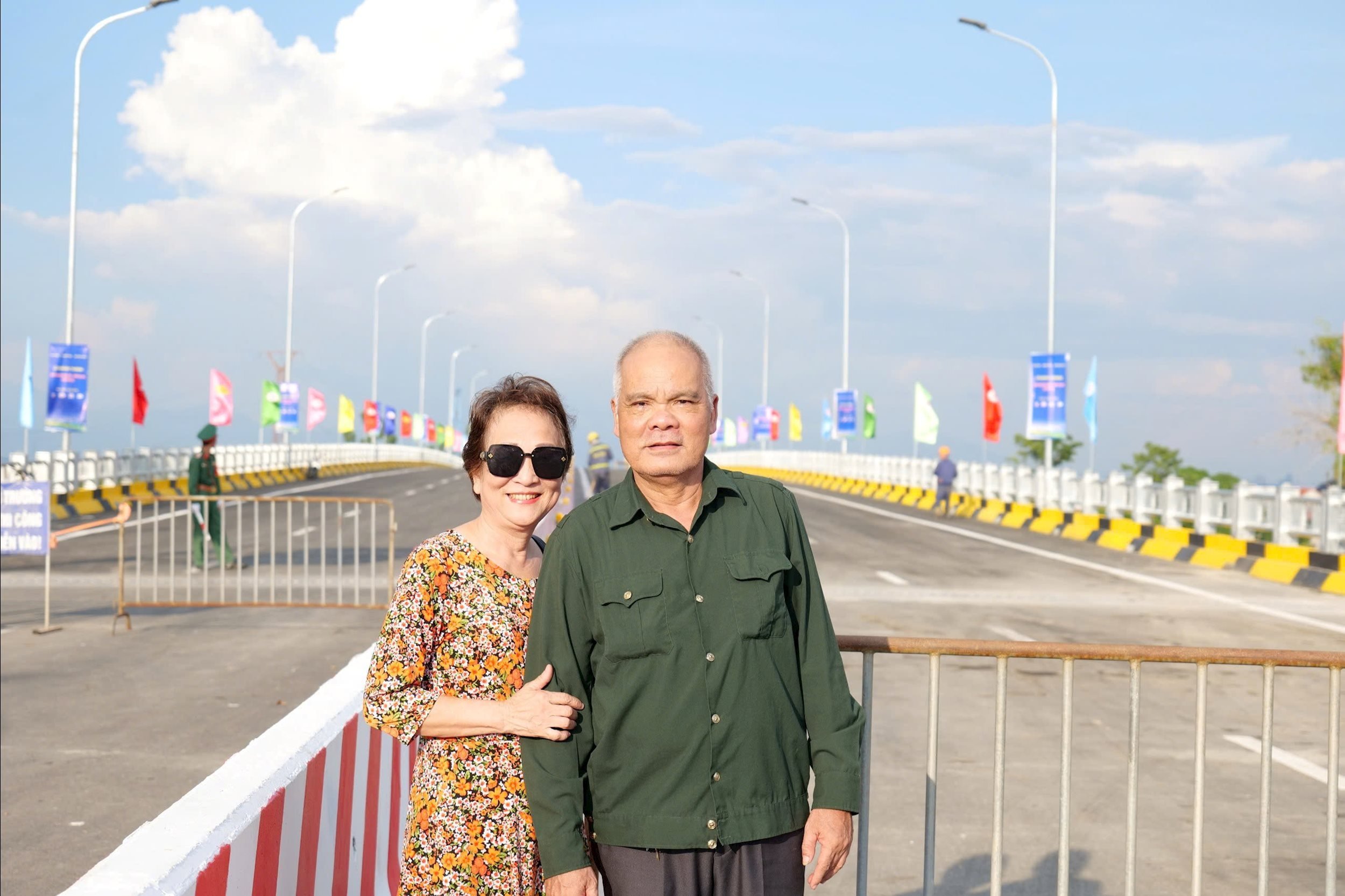 ຄວາມສຸກຂອງຄູ່ນັກຮົບເກົ່າທີ່ຖ່າຍຮູບຢູ່ຂົວແຫ່ງໃໝ່