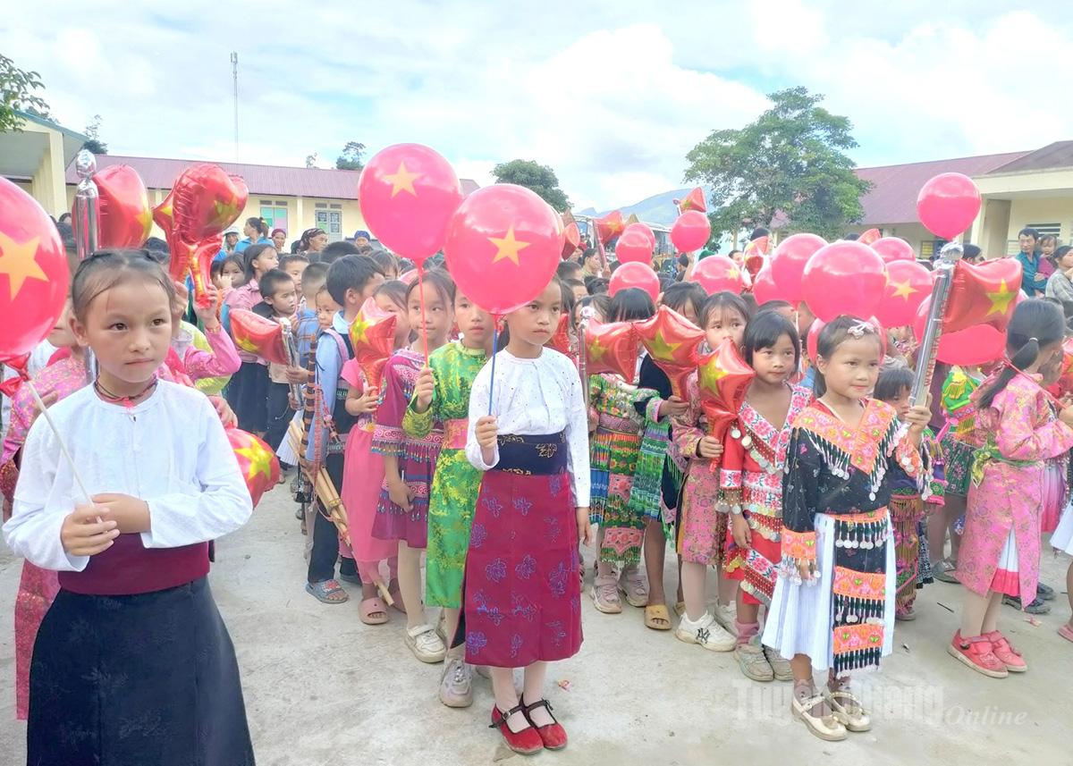 សិស្សានុសិស្សនៃសាលា Ngai Thau Sang អបអរសាទរពិធីបុណ្យពាក់កណ្តាលរដូវស្លឹកឈើជ្រុះ។