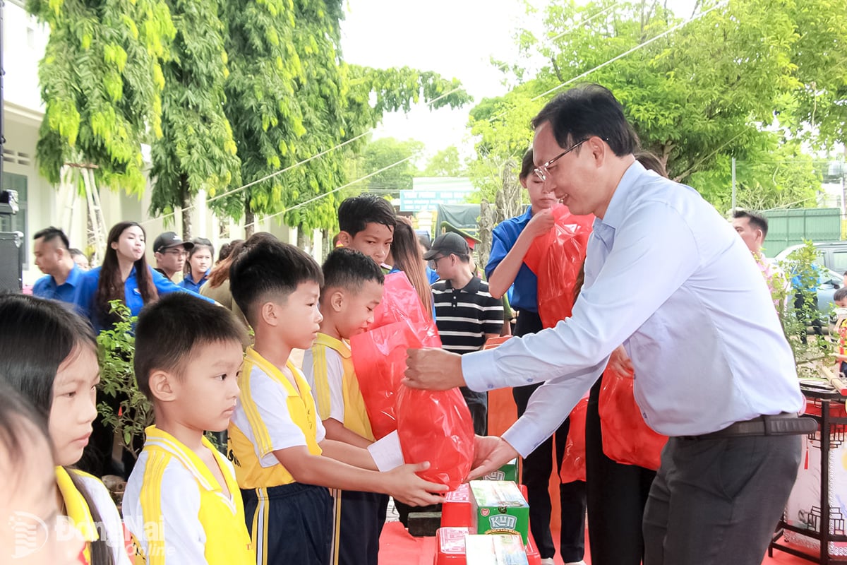 Parteisekretär und Vorsitzender des Volksrats der Gemeinde Thanh Son, Ngo Hoang Hai, überreicht Kindern Geschenke zum Mittherbstfest. Foto: Nga Son 
