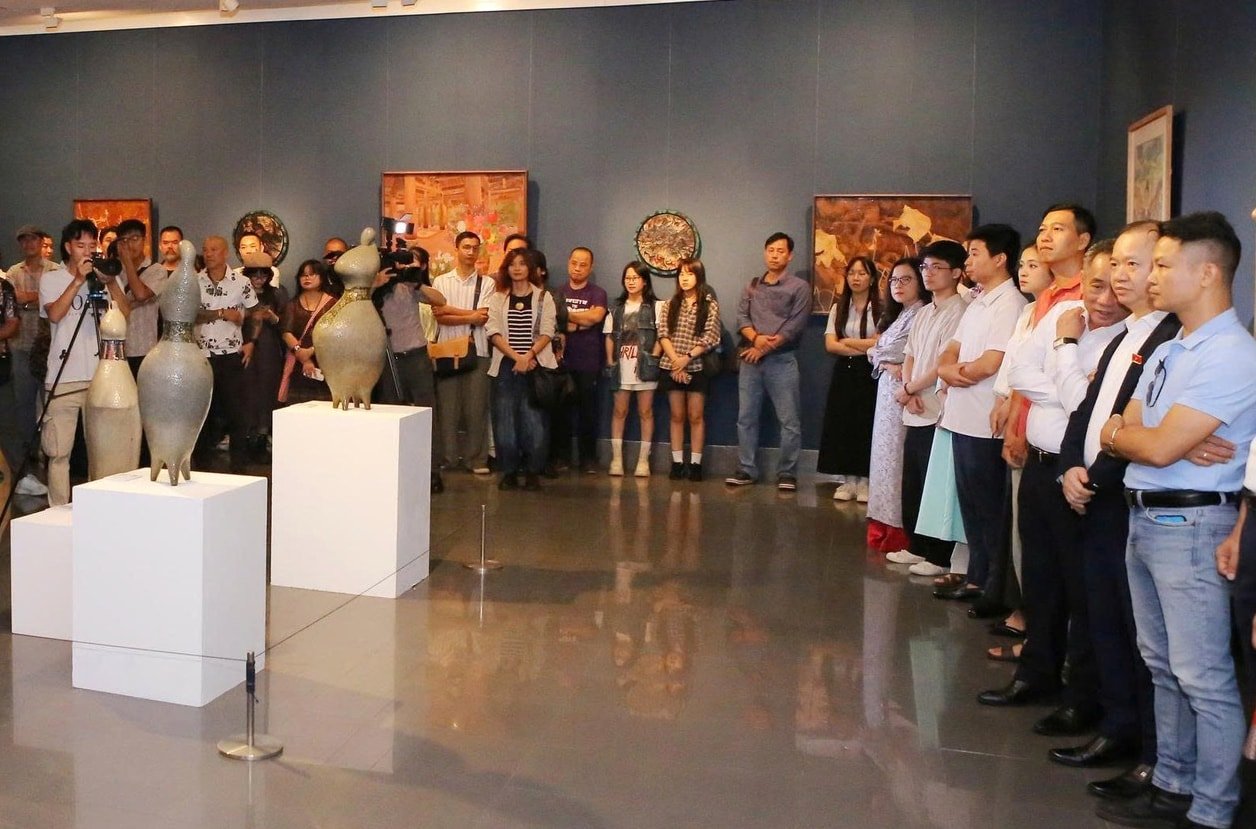 visitors-visit-the-exhibition-of-statue-making-in-the-old-days-of-the-palace-and-palace-in-the-hand-drawn-palace-at-the-space-of-the-vietnamese-art-museum..jpg