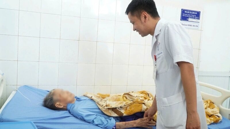វេជ្ជបណ្ឌិត​នៅ​មន្ទីរពេទ្យ​កណ្តាល Thai Nguyen បាន​ពិនិត្យ​លោក H. ឡើងវិញ ១ ថ្ងៃ​ក្រោយ​ការ​វះកាត់។