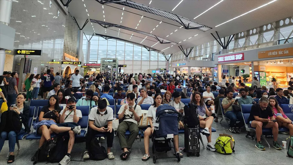 Der Flughafen Da Nang war nach seiner Wiedereröffnung am Nachmittag des 28. September voller Passagiere.