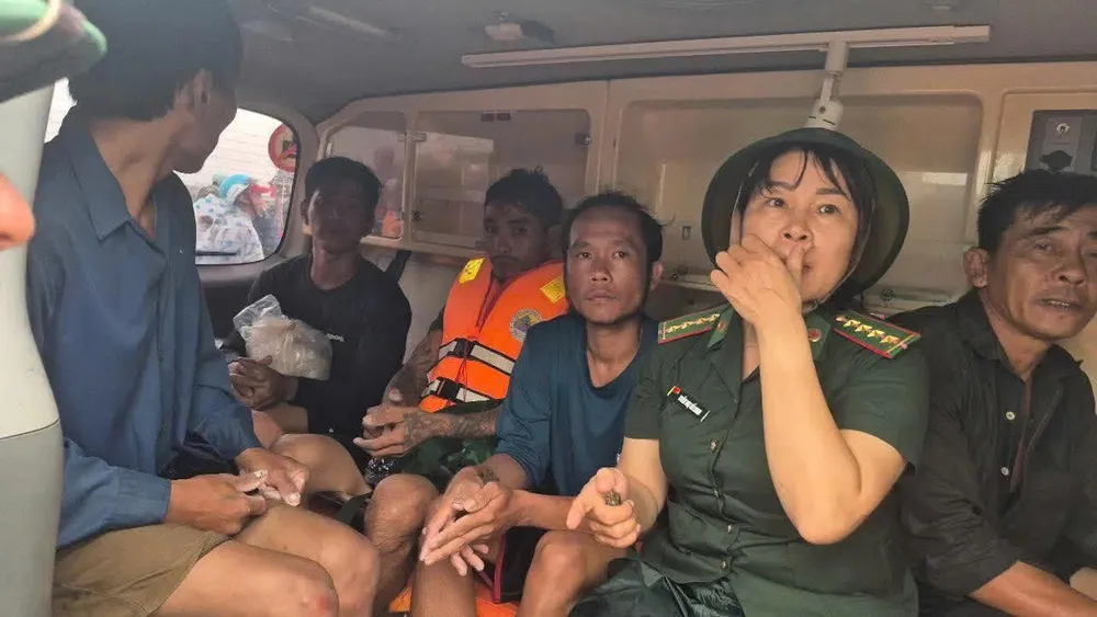 ទូកនេសាទ២គ្រឿងក្នុងទីក្រុងហូជីមិញបានជួបឧបទ្ទវហេតុ៖ មនុស្ស៨នាក់បានរត់គេចខ្លួន មនុស្ស៣នាក់កំពុងបាត់ខ្លួននៅឡើយ