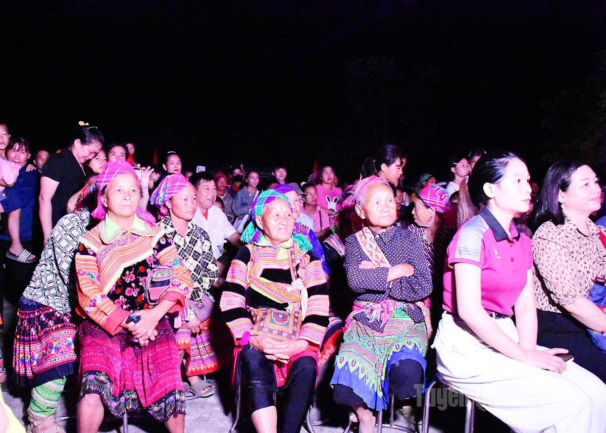 មនុស្ស​ម្នា​ជា​ច្រើន​បាន​ចូល​រួម​ក្នុង​ពិធី​បុណ្យ​នេះ។