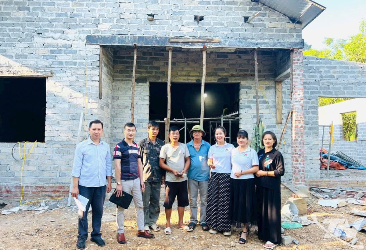 Members of the Thai Nguyen 11/11 Charity Club gave support money to Mrs. Duong Thi Linh and her husband, Van Lang hamlet, Van Lang commune, to build a house.