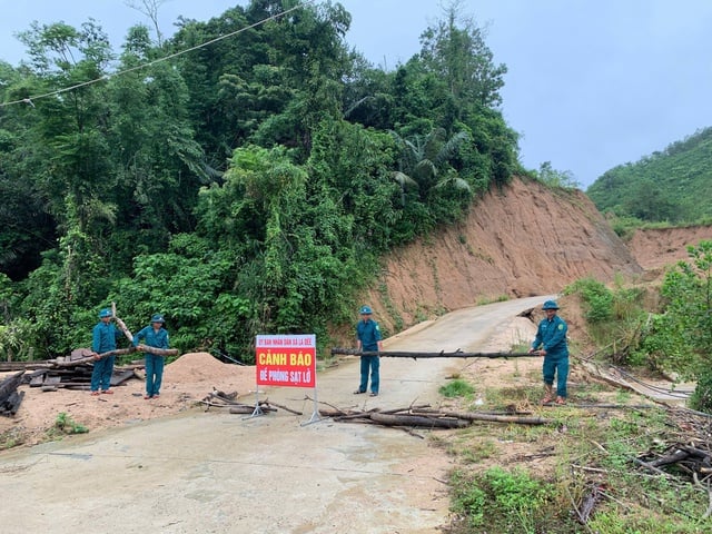 Ứng phó bão số 10: Vùng cao Đà Nẵng cảnh giác tỏa lực', thành phố siết chặt- Ảnh 1.