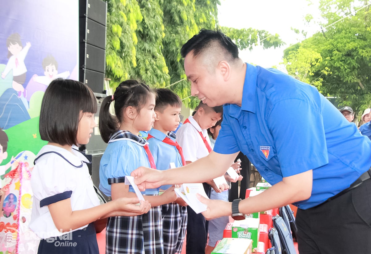 Herr Le Anh Quan, stellvertretender Vorsitzender des Zentralrats der Jungen Pioniere und Direktor des Zentrums für die Unterstützung und Entwicklung vietnamesischer Kinder, vergab Stipendien an Studierende in schwierigen Lebenssituationen. Foto: Nga Son 