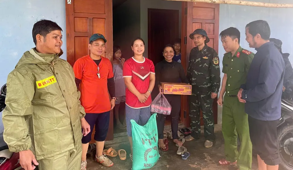 Leaders of the People's Committee of A Vuong commune visited and encouraged people of A'ur village who were staying in the commune center due to heavy rain blocking the way to the village. Photo: BRIU QUAN