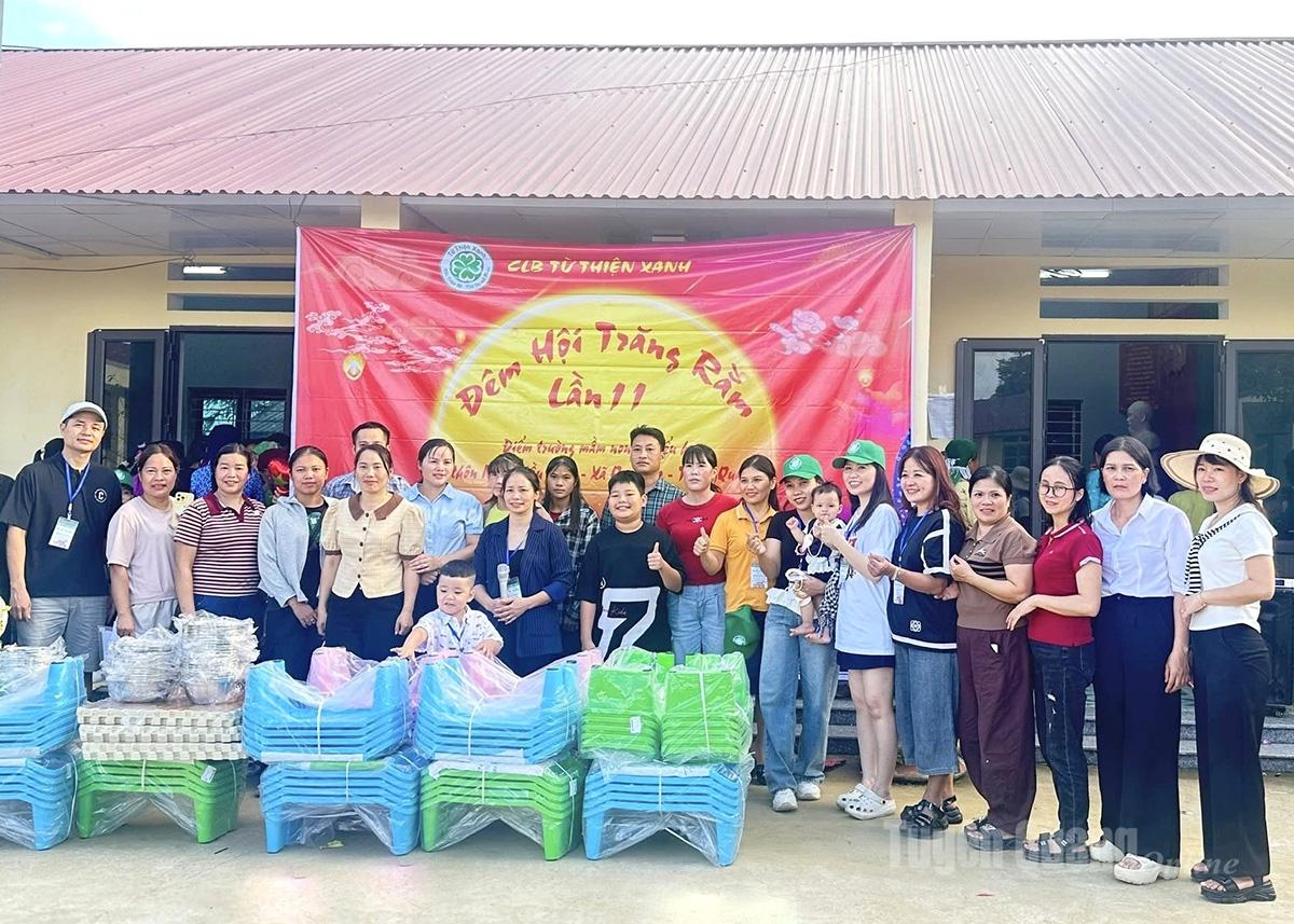 ក្លឹបសប្បុរសធម៌បៃតងផ្តល់អំណោយដល់សិស្សានុសិស្សនៅសាលា។