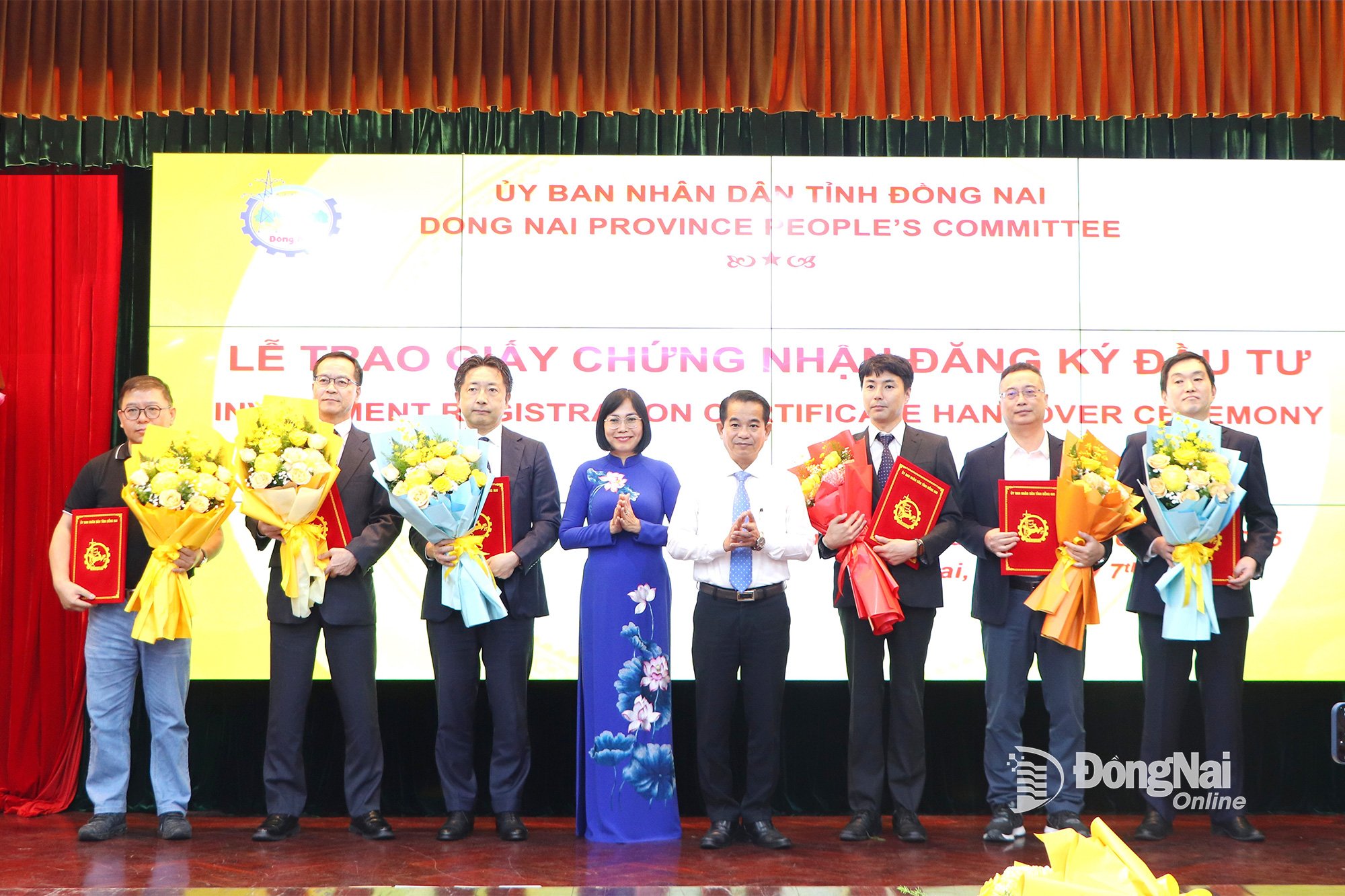 Đồng chí Thái Bảo, Phó Bí thư Tỉnh ủy, Trưởng ban Tổ chức Tỉnh ủy và đồng chí Nguyễn Thị Hoàng, Tỉnh ủy viên, Phó Chủ tịch UBND tỉnh trao giấy chứng nhận đăng ký đầu tư cho các doanh nghiệp đầu năm 2025. Ảnh: Ngọc Liên