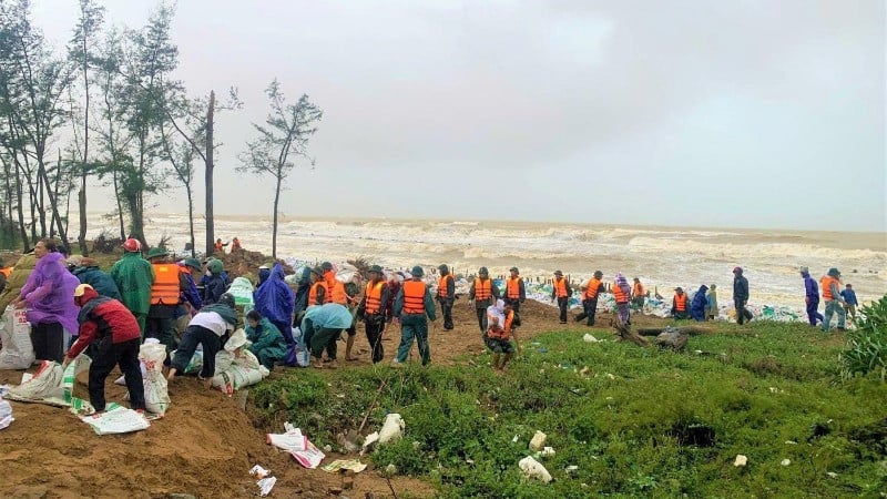 Pengawal Sempadan berkoordinasi dengan orang ramai untuk melaksanakan aktiviti untuk bertindak balas terhadap ribut No 10. Foto: NGO TUAN