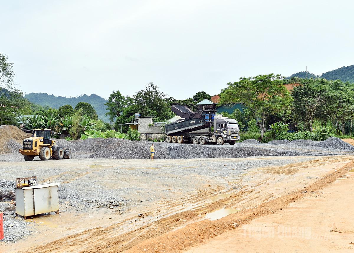 Construction of roadbed leveling and filling at Trung Son - Cho Chu intersection.