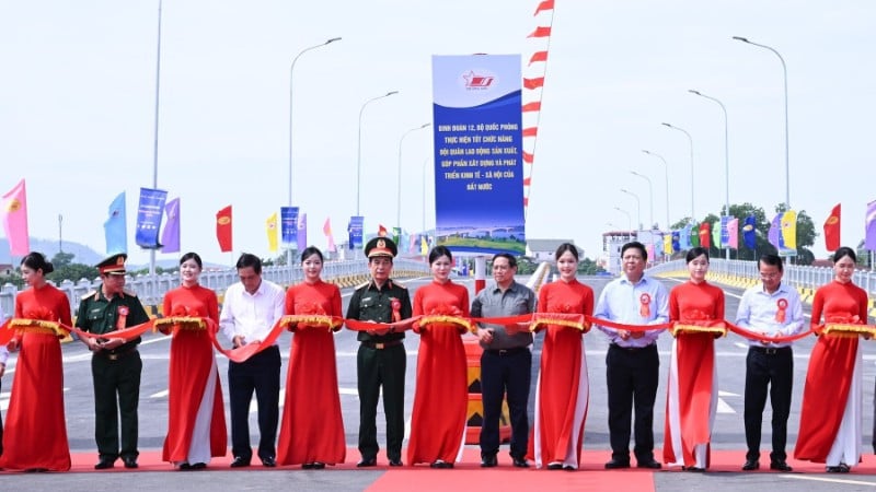 នាយករដ្ឋមន្ត្រី Pham Minh Chinh កាត់ខ្សែបូសម្ពោធស្ពាន Phong Chau ថ្មី។ (រូបថត៖ ត្រាន់ ហៃ)