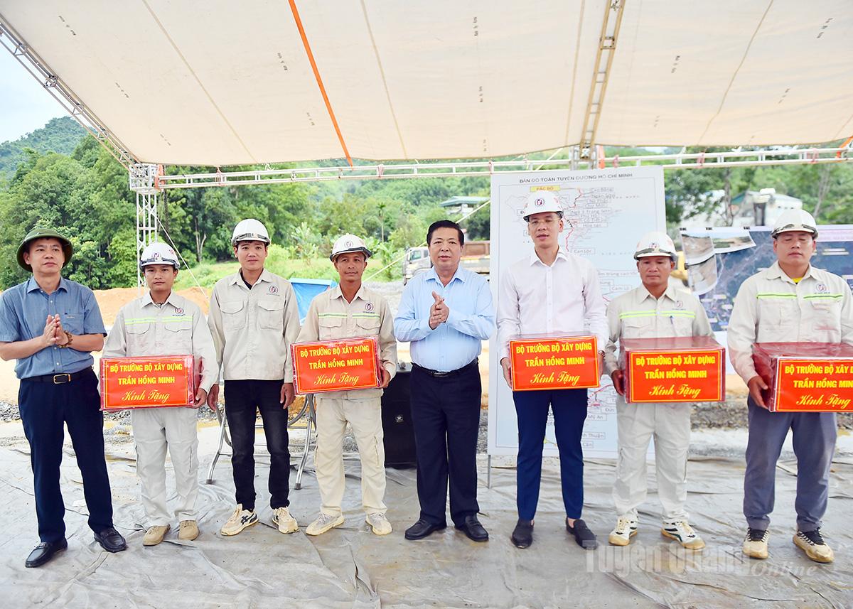 Minister of Construction Tran Hong Minh presents gifts to contractors and construction workers of the Ho Chi Minh Road Project, Chu Market - Trung Son Intersection section.