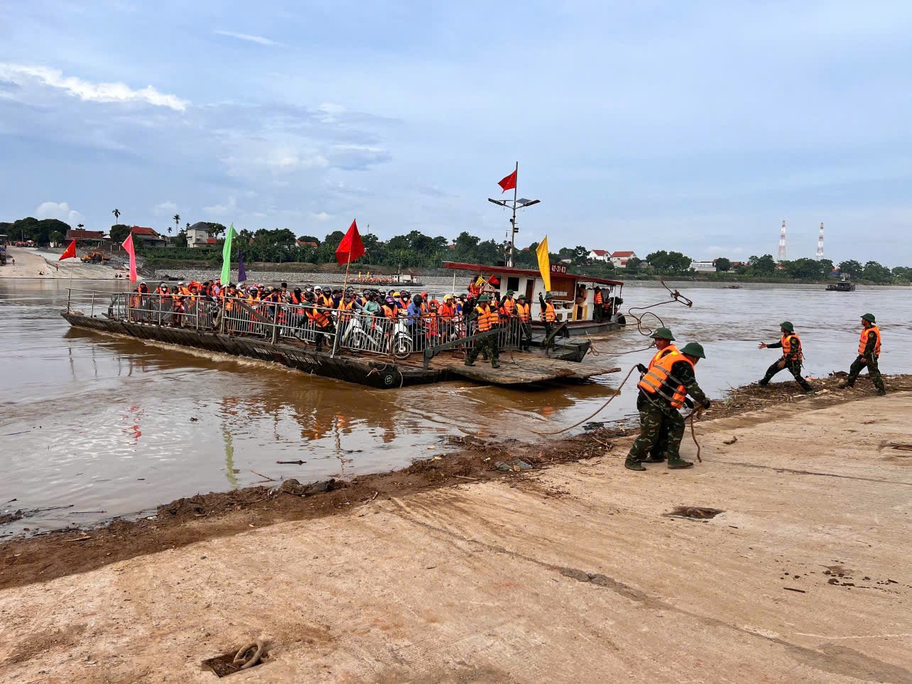ການນໍາໃຊ້ເຮືອຂ້າມຟາກເພື່ອຂົນສົ່ງປະຊາຊົນໃນມື້ທີ່ປະຈຸບັນມີຄວາມເຂັ້ມແຂງ, ຂົວ pontoon ຕ້ອງໄດ້ຮັບການຕັດອອກ.