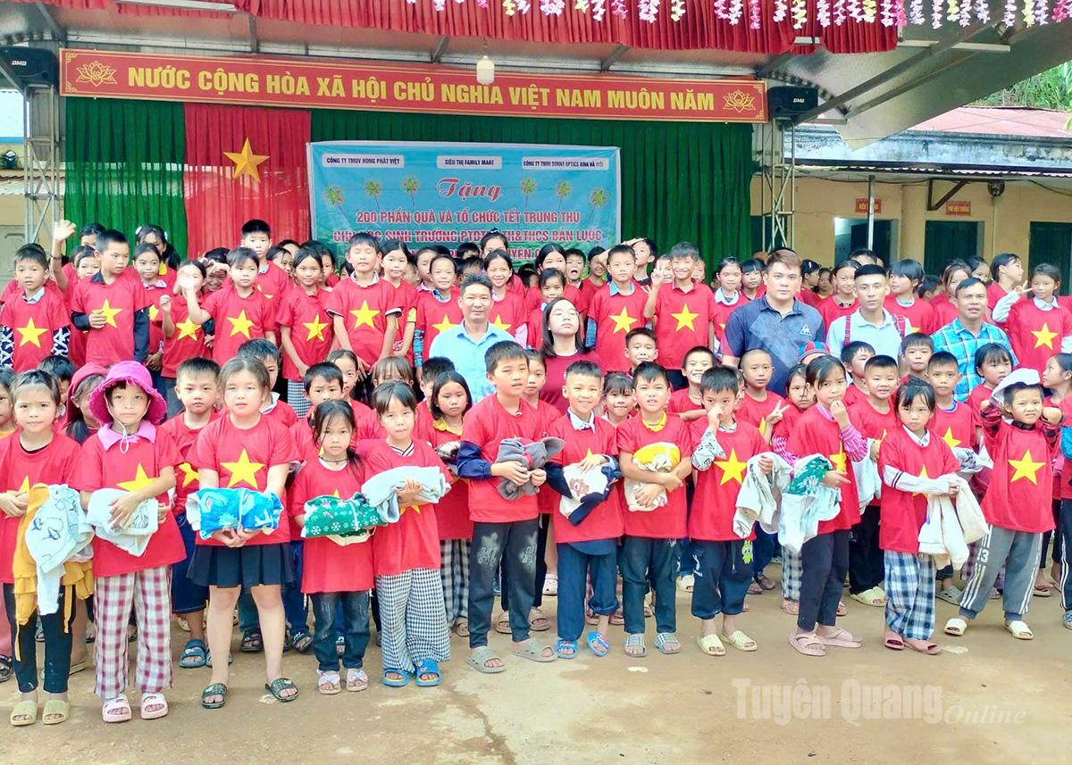 Các nhà tài trợ tặng áo rét cho các em học sinh Trường Phổ thông Dân tộc bán trú Tiểu học và THCS Bản Luốc.