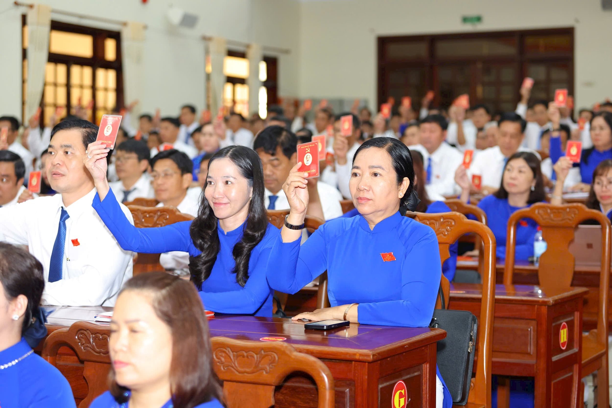 បិទ ២