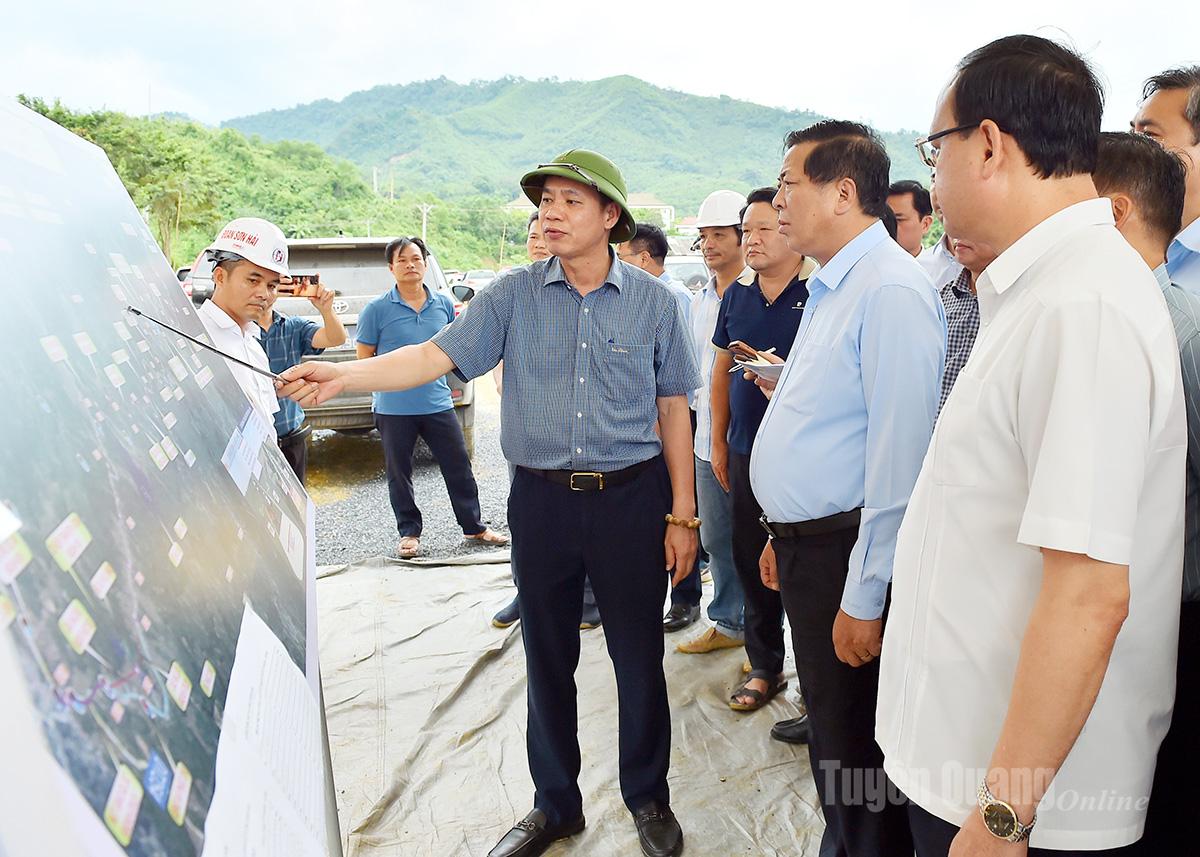 Contractor Son Hai Group reported to Minister Tran Hong Minh on the construction progress of Ho Chi Minh road, Cho Chu - Trung Son intersection section.
