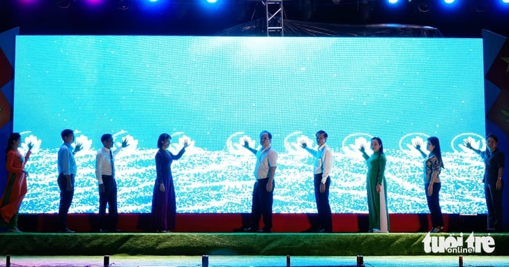 Du khách nhộn nhịp đến ngày hội du lịch, ẩm thực ở An Giang - Ảnh 1.