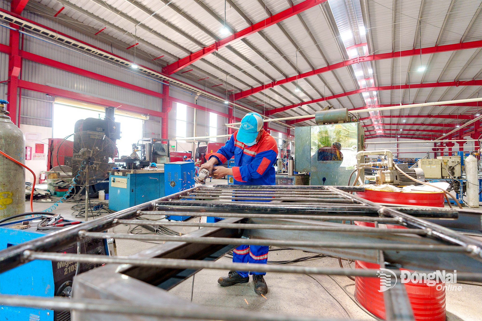 Sản xuất tại một doanh nghiệp trong Khu công nghiệp Amata (phường Long Bình, tỉnh Đồng Nai). Ảnh: Vương Thế