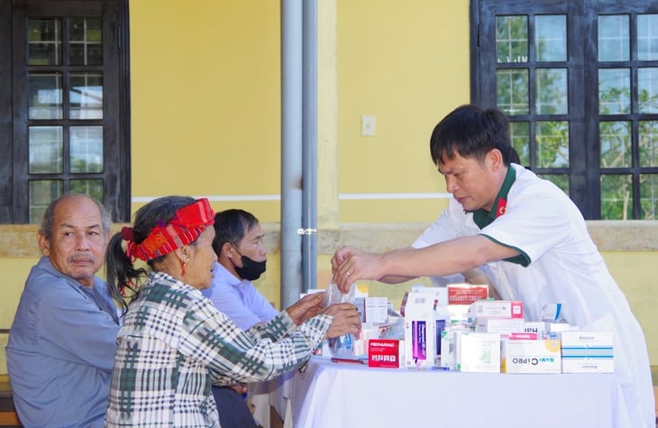 1.300 người dân vùng biên Quảng Trị xúc động được quân y khám, phát thuốc - Ảnh 4.