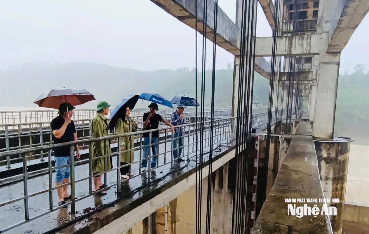 Đoàn công tác kiểm tra an toàn hồ chứa thủy điện