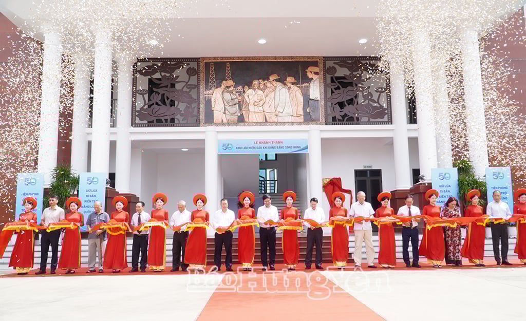 Các đại biểu thực hiện nghi thức cắt băng khánh thành Khu lưu niệm Dầu khí đồng bằng sông Hồng.