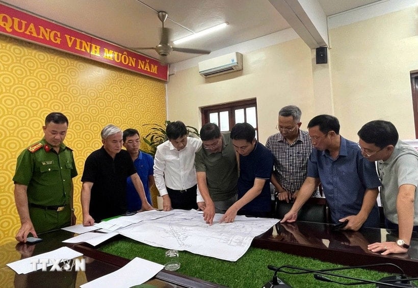 Ông Nguyễn Văn Công, Phó Chủ tịch Ủy ban Nhân dân tỉnh Quảng Ninh (áo trắng ở giữa) cùng lãnh đạo TKV, lực lượng công an chỉ đạo, tập trung triển khai công tác khắc phục sự cố. (Ảnh: TTXVN phát)