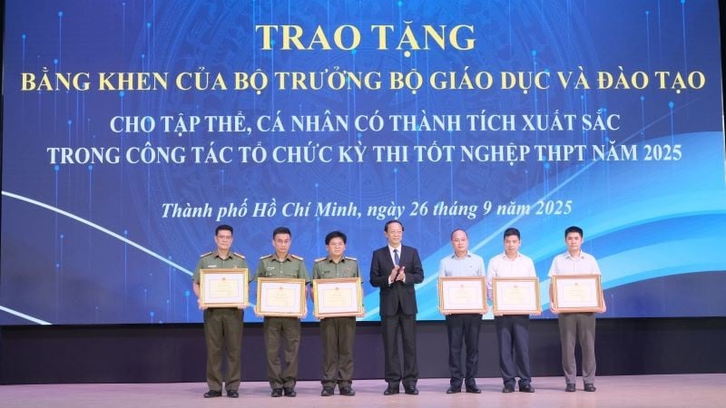 ក្រសួងអប់រំ និងបណ្តុះបណ្តាល បានផ្តល់ប័ណ្ណសរសើរដល់សមូហភាព និងបុគ្គលដែលមានស្នាដៃឆ្នើមក្នុងការរៀបចំការប្រឡងសញ្ញាបត្រមធ្យមសិក្សាទុតិយភូមិឆ្នាំ២០២៥។